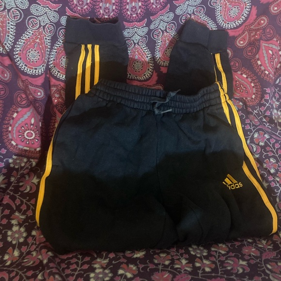 Adidas Men’s Jogger pants w/ Yellow Stripes & Black T-shirt Bundle - Picture 3 of 10